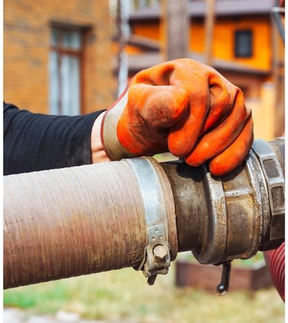 Profissional realizando controle de pragas Terminix